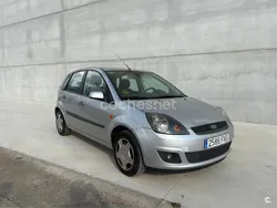 Gris / plata Usado 2006 Ford Fiesta Utilitario | 3280 € (Precio justo)