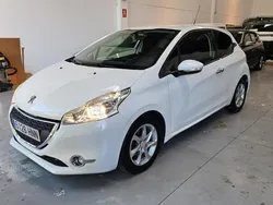 Blanco Usado 2013 Peugeot 208 Active Utilitario | 7490 € (Precio justo)