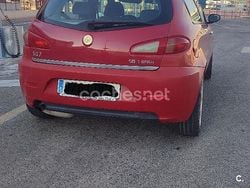 Rojo Usado 2005 Alfa Romeo 147 Distinctive Utilitario | 1100 € (Super precio)