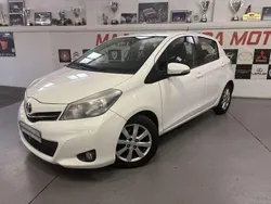 Blanco Usado 2013 Toyota Yaris Active Utilitario | 7950 € (Un poco caro)