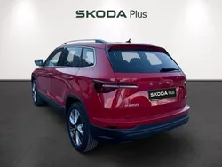 Rojo Usado 2024 Skoda Karoq SUV | 34.957 €