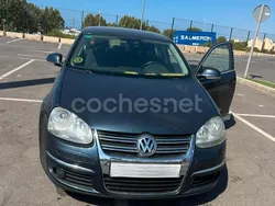 Azul Usado 2006 VW Jetta Advance Berlina | 2800 €