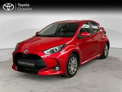 Rojo Usado 2024 Toyota Yaris Hybrid Active Berlina | 22.750 € (Precio justo)