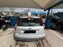 Gris / plata Usado 2007 Ford Fiesta Ambiente Utilitario | 2800 € (Precio justo)