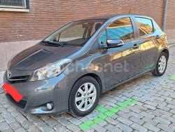 Gris / plata Usado 2013 Toyota Yaris Active Berlina | 9900 € (Buen precio)