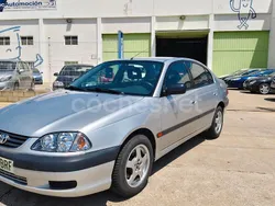 Gris / plata Usado 2002 Toyota Avensis Terra Berlina | 3800 €