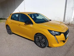 Amarillo Usado 2023 Peugeot 208 Allure Utilitario | 17.400 € (Un poco caro)