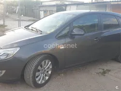 Verde Usado 2012 Opel Astra Excellence Berlina | 4890 € (Buen precio)