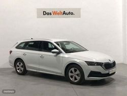 Blanco Usado 2022 Skoda Octavia Ambition Familiar | 26.950 € (Precio justo)