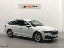 Blanco Usado 2022 Skoda Octavia Ambition Familiar | 27.500 €