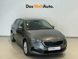 Gris/plata Usado 2022 Skoda Scala Style Utilitario | 23.990 €