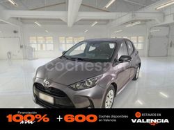 Gris / plata Usado 2021 Toyota Yaris Hybrid Business Edition Berlina | 15.850 € (Buen precio)