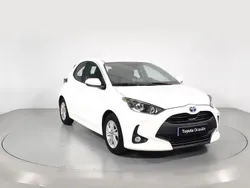 Blanco Usado 2022 Toyota Yaris Hybrid Business Edition Berlina | 20.800 € (Un poco caro)