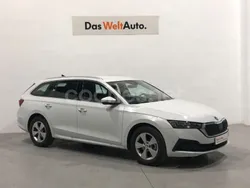 Blanco Usado 2023 Skoda Octavia Ambition Familiar | 24.950 € (Precio justo)