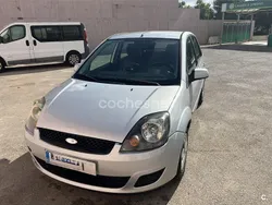 Gris / plata Usado 2008 Ford Fiesta Futura Utilitario | 3200 € (Precio justo)