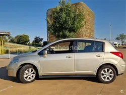 Beige Usado 2009 Nissan Tiida Acenta Berlina | 3995 €