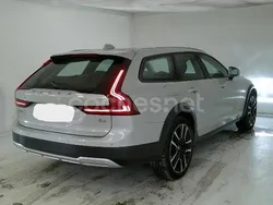 Gris / plata Usado 2022 Volvo V90 CC Plus Familiar | 29.900 €
