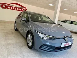 Gris / plata Usado 2022 VW Golf VIII Life Berlina | 20.800 € (Precio justo)