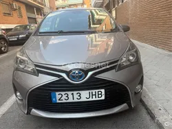 Marrón Usado 2015 Toyota Yaris Hybrid Active Berlina | 8900 €
