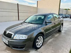 Gris / plata Usado 2005 Skoda Superb Elegance Berlina | 2599 €