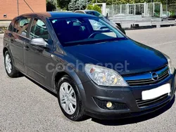 Gris / plata Usado 2010 Opel Astra Sport Berlina | 3799 € (Buen precio)