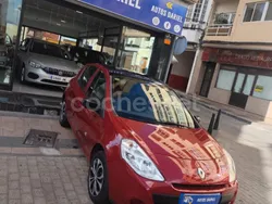 Granate Usado 2013 Renault Clio III Collection Berlina | 4990 €