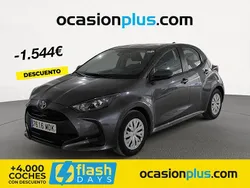 Gris / plata Usado 2022 Toyota Yaris Business Edition Berlina | 15.290 € (Precio justo)