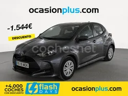 Gris / plata Usado 2022 Toyota Yaris Business Edition Berlina | 16.990 € (Un poco caro)