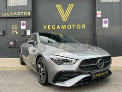 Gris / plata Usado 2024 Mercedes CLA200 Berlina | 40.990 € (Precio justo)