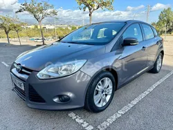 Gris / plata Usado 2012 Ford Focus Trend Berlina | 6990 € (Precio justo)