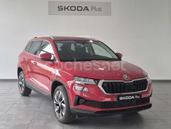 Rojo Nuevo 2024 Skoda Karoq SUV | 33.900 € (Un poco caro)