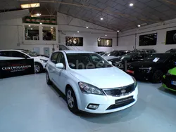 Blanco Usado 2011 Kia Ceed Berlina | 5300 € (Precio justo)