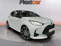 Blanco Usado 2022 Toyota Yaris Hybrid Plus Berlina | 21.490 € (Un poco caro)