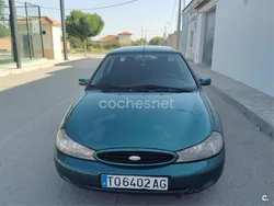 Verde Usado 2000 Ford Mondeo Ambiente Berlina | 2000 €