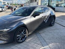 Gris Usado 2023 Mazda 3 Exclusive-Line Berlina | 31.990 € (Caro)