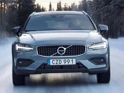 Azul Usado 2022 Volvo V60 CC Pro Familiar | 31.400 € (Buen precio)