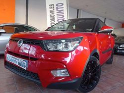 Rojo Usado 2017 Ssangyong (KGM) Tivoli Limited SUV | 12.900 €