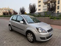 Gris / plata Usado 2008 Ford Fiesta Futura Utilitario | 2750 € (Precio justo)