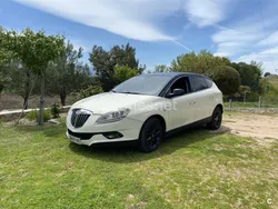 Beige Usado 2009 Lancia Delta Berlina | 7500 €