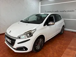 Blanco Usado 2015 Peugeot 208 Allure Utilitario | 8499 € (Precio justo)