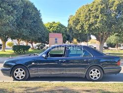 Azul Usado 2000 Mercedes E290 Elegance Familiar | 1850 €