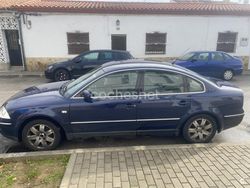 Azul Usado 2002 VW Passat Trendline Berlina | 1500 €