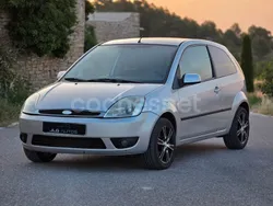 Gris / plata Usado 2004 Ford Fiesta Trend Utilitario | 2600 € (Precio justo)