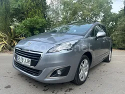Gris / plata Usado 2015 Peugeot 5008 Active Monovolumen | 13.900 € (Caro)