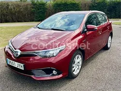 Rojo Usado 2017 Toyota Auris Hybrid Active Berlina | 15.000 € (Precio justo)