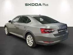 Gris Usado 2024 Skoda Superb Style Berlina | 32.900 € (Buen precio)