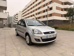 Gris / plata Usado 2006 Ford Fiesta Berlina | 2500 €
