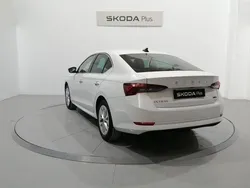 Blanco Usado 2024 Skoda Octavia Style Berlina | 26.950 € (Buen precio)