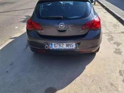 Gris / plata Usado 2011 Opel Astra Cosmo Berlina | 5200 € (Precio justo)