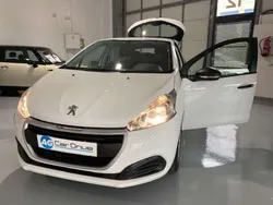 Blanco Usado 2018 Peugeot 208 Active Utilitario | 9900 € (Precio justo)